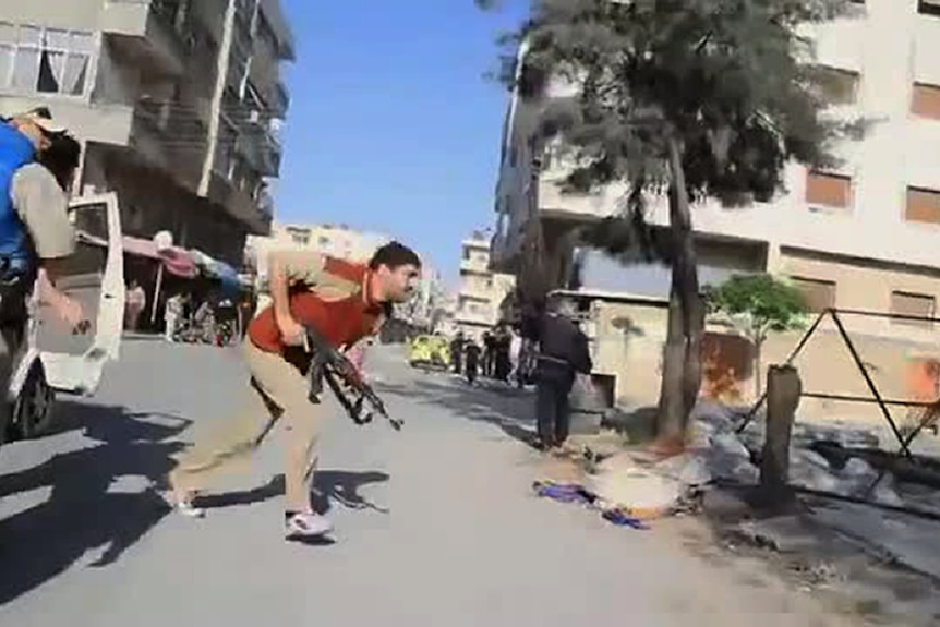 Gunfire breaks out as UN observers in Homs