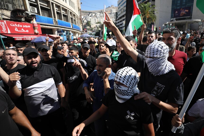 Palestinian crowd celebrate.