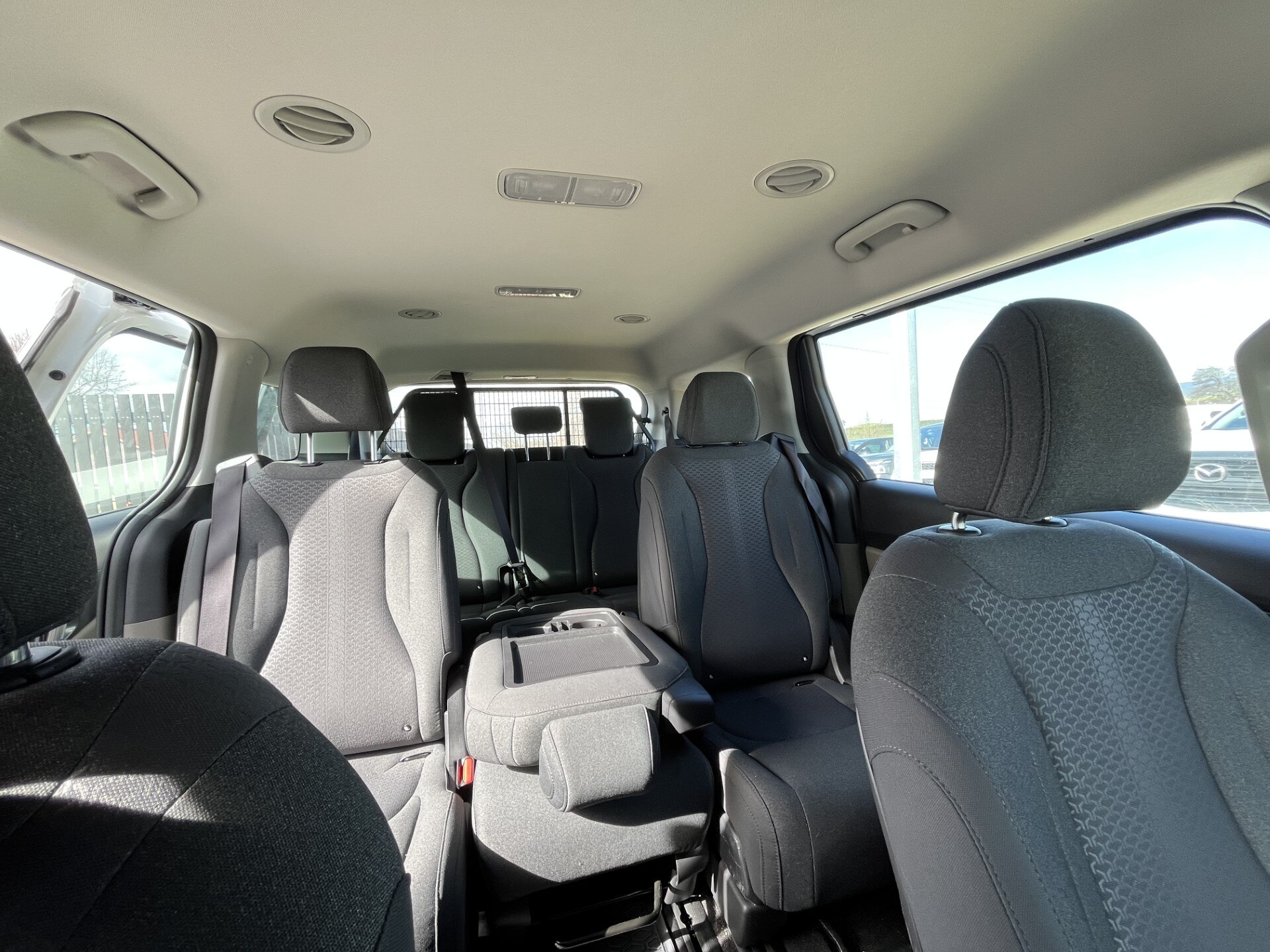 Una foto grande del interior de un automóvil.