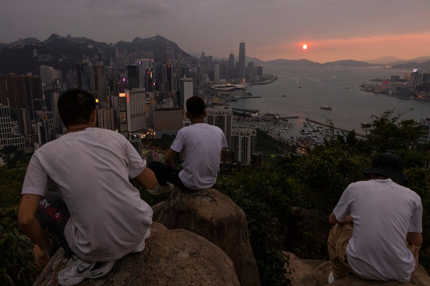 五一小长假期间，大批内陆游客到达香港。