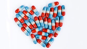 Pills in shape of heart (Thinkstock: Photos.com)