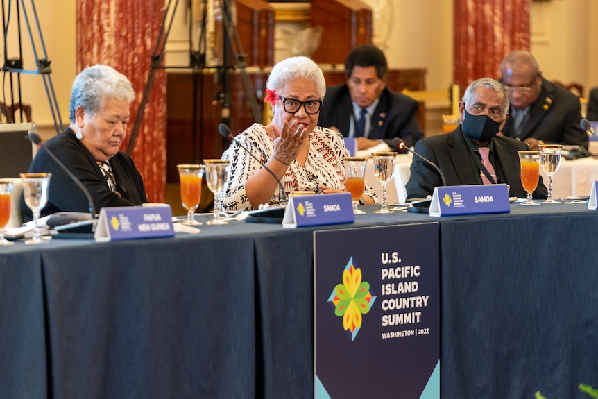 索摩亚国会议员在华盛顿的一次会议上坐在一张桌子旁。 