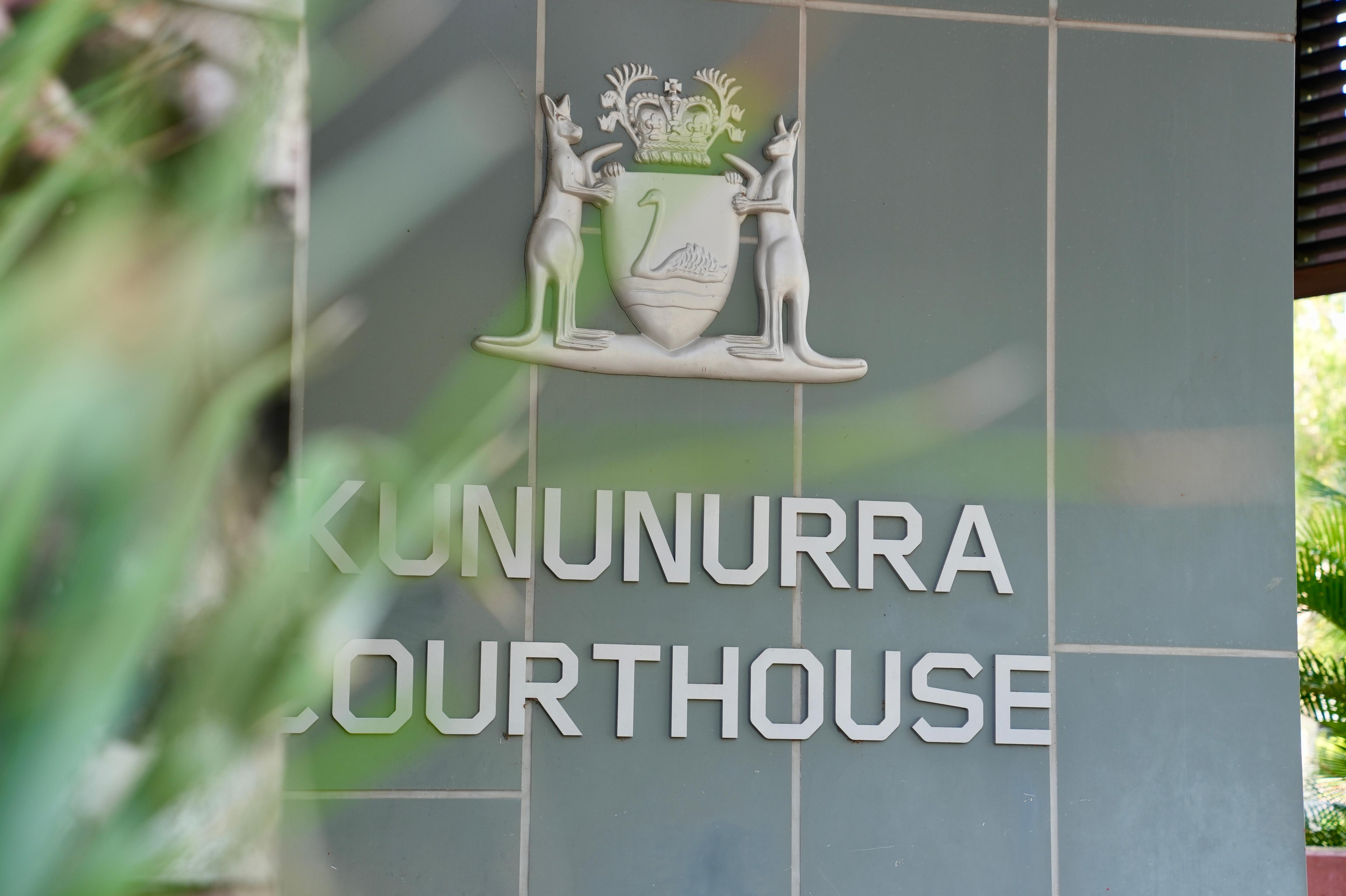 Entrada al juzgado de Kununurra con cartel