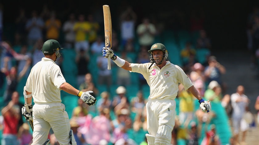 Masterclass: Peter Siddle (l) and Hussey ground out a patient 123-run stand for the ninth wicket.