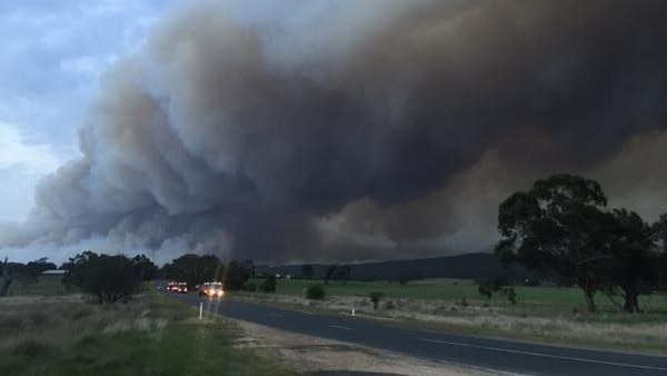Bushfire threatens homes near Lancefield