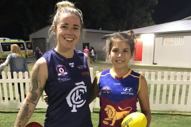 AFLW player Jessica Wuetschner with a young fan in 2017.