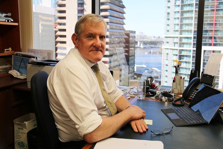 Ian Macfarlane se sienta en su escritorio en su oficina en Brisbane.