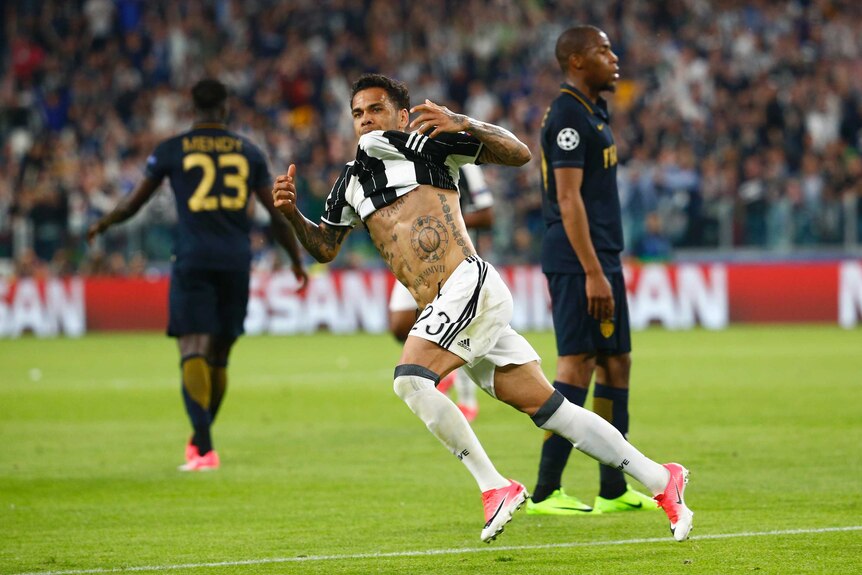 Dani Alves running while celebrating a Juventus goal