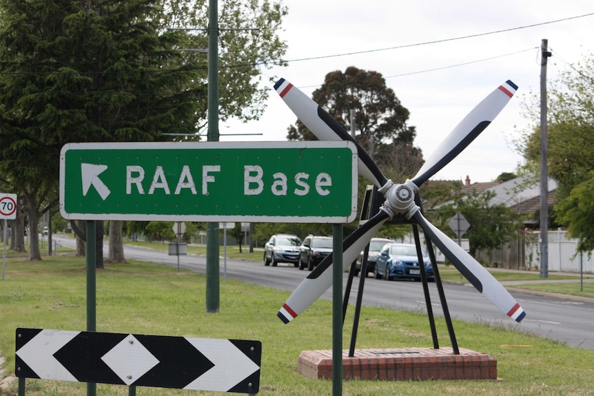 A sign pointing to the RAAF Base