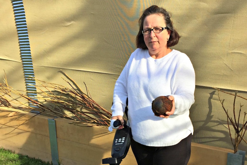 Fairlie Pirouc with three-kilogram cannonball