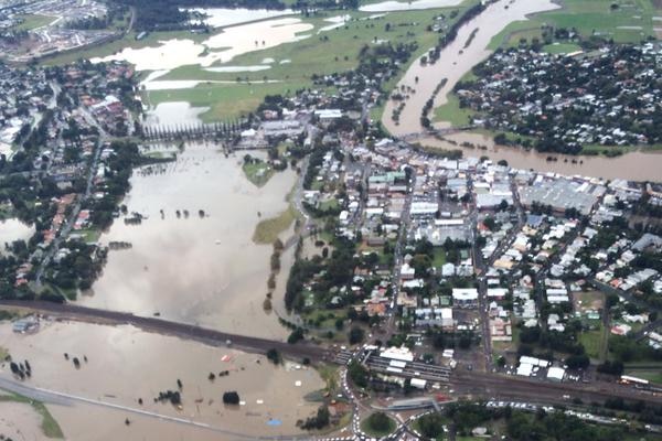 New England Hwy flooded in Maitland