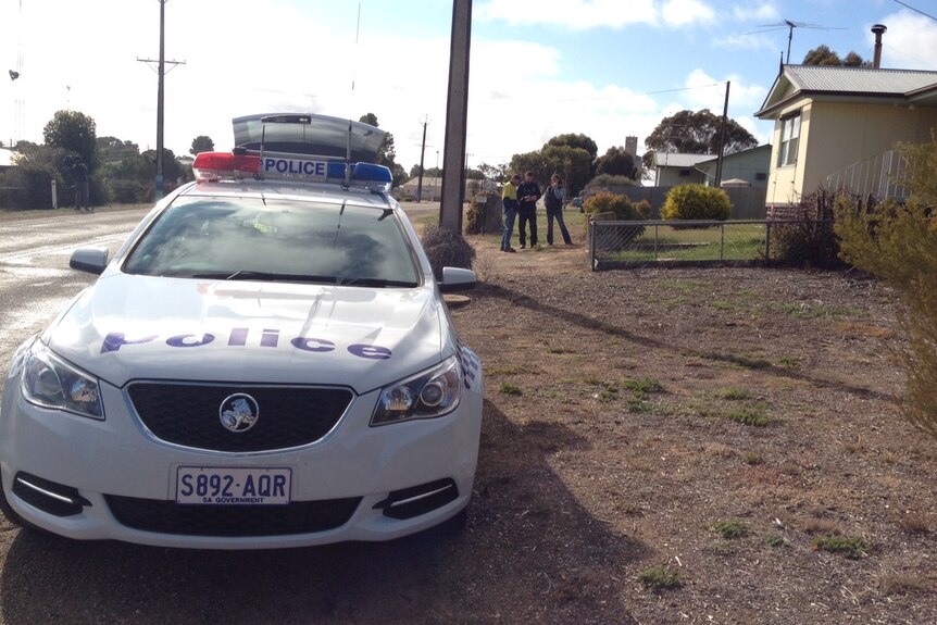 Police talk to residents in Karoonda