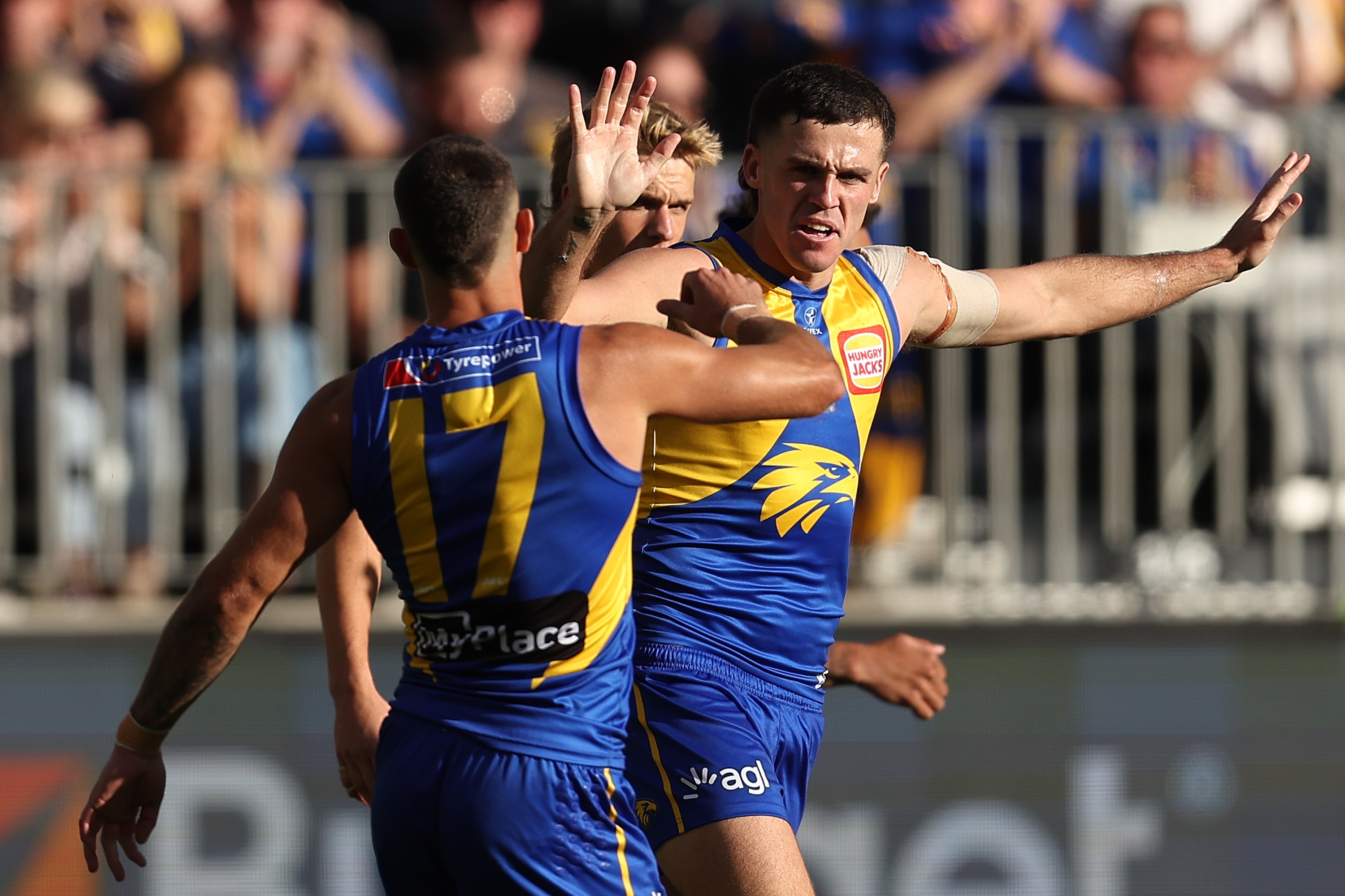 Jake Waterman comemora um gol com companheiros da Costa Oeste