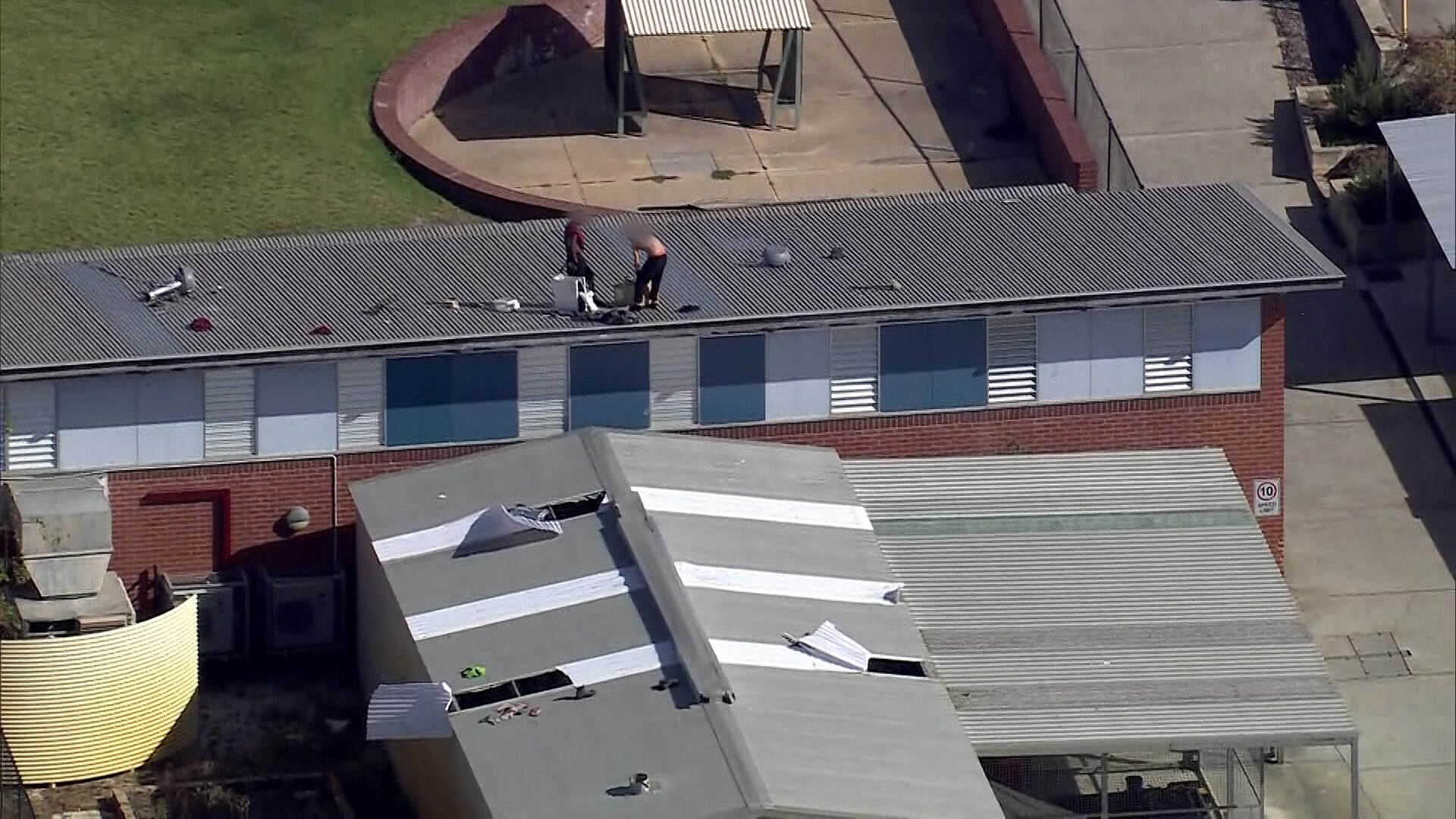 Los reclusos subieron al techo del centro de detención