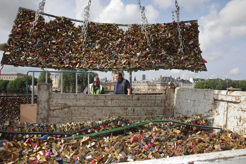 'Love locks' being removed in Paris