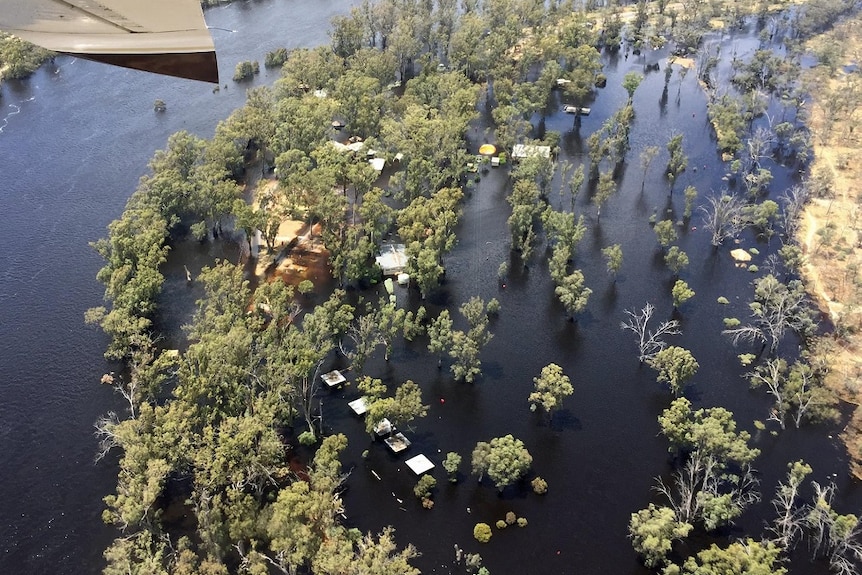 El agua de la inundación del río Murray cubre la playa y el parque de caravanas