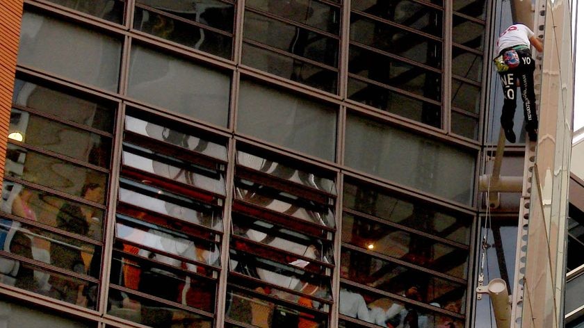 French dare-devil Alain Robert successfully climbs the Aurora Place tower in Sydney's CBD