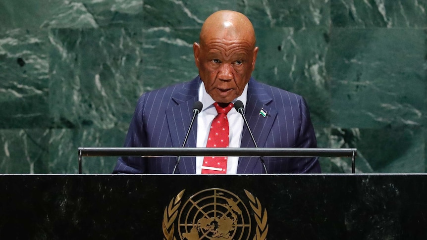 Thomas Motsoahae Thabane speaks at the UN General Assembly in front of a UN symbol.