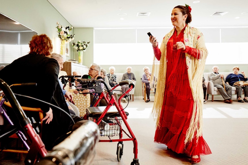 Pepa Molina showing a Flamenco video to residents.