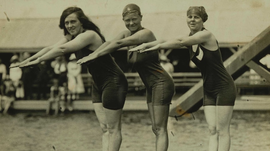Swimmers Fanny Durack, Mina Wylie and Jennie Fletcher