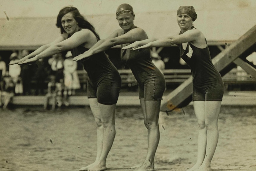 Swimmers Fanny Durack, Mina Wylie and Jennie Fletcher