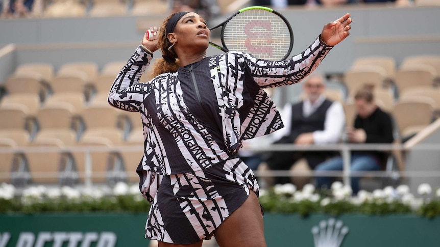 A tennis player warms up with a jacket on with words written on it in French.