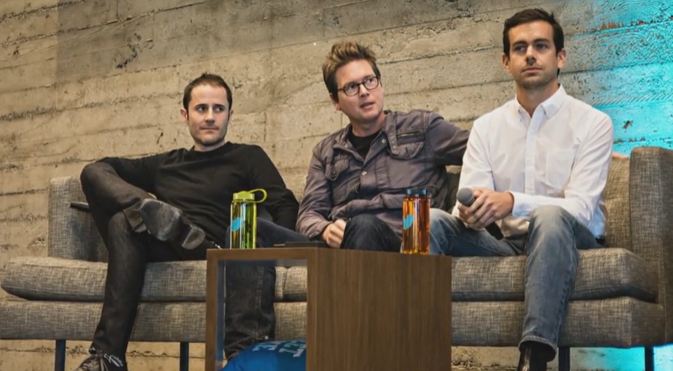 Evan, Biz y Jack están sentados en un sofá.