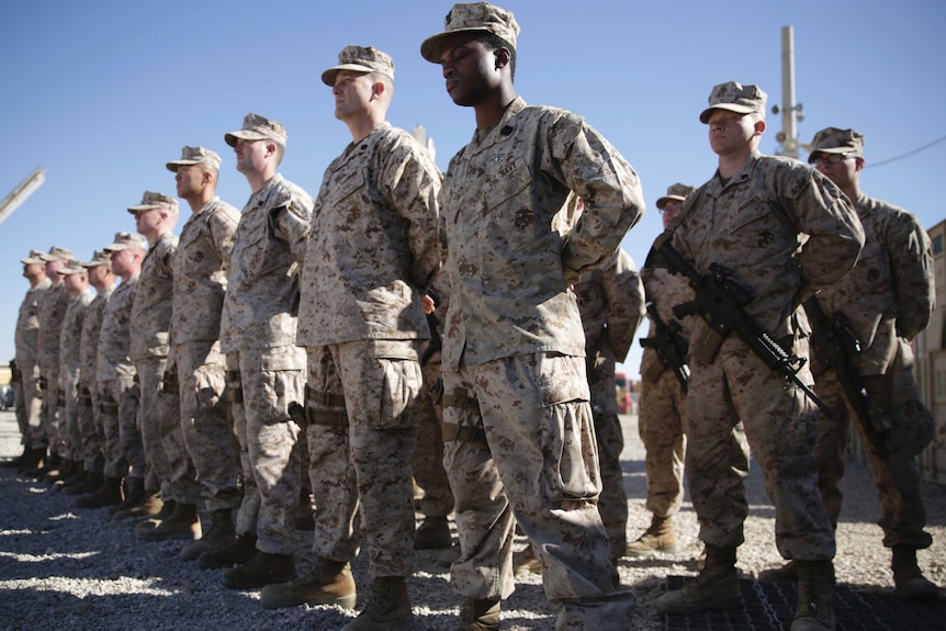 Los Marines estadounidenses montan guardia durante una ceremonia de cambio de mando de la Fuerza de Tarea Militar del Suroeste en Aghanistán