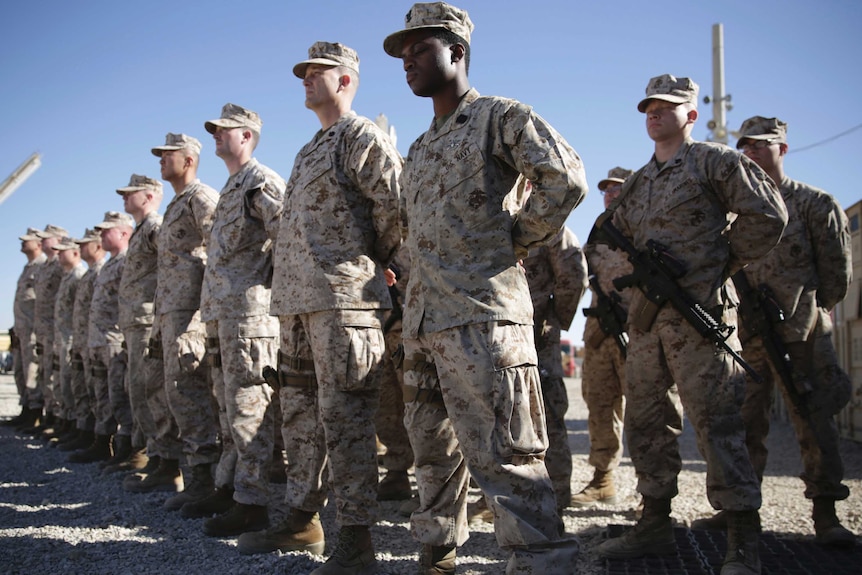 US Marines stoją na straży podczas ceremonii zmiany przywództwa w Wojskowej Grupie Zadaniowej Południowego Zachodu w Afganistanie