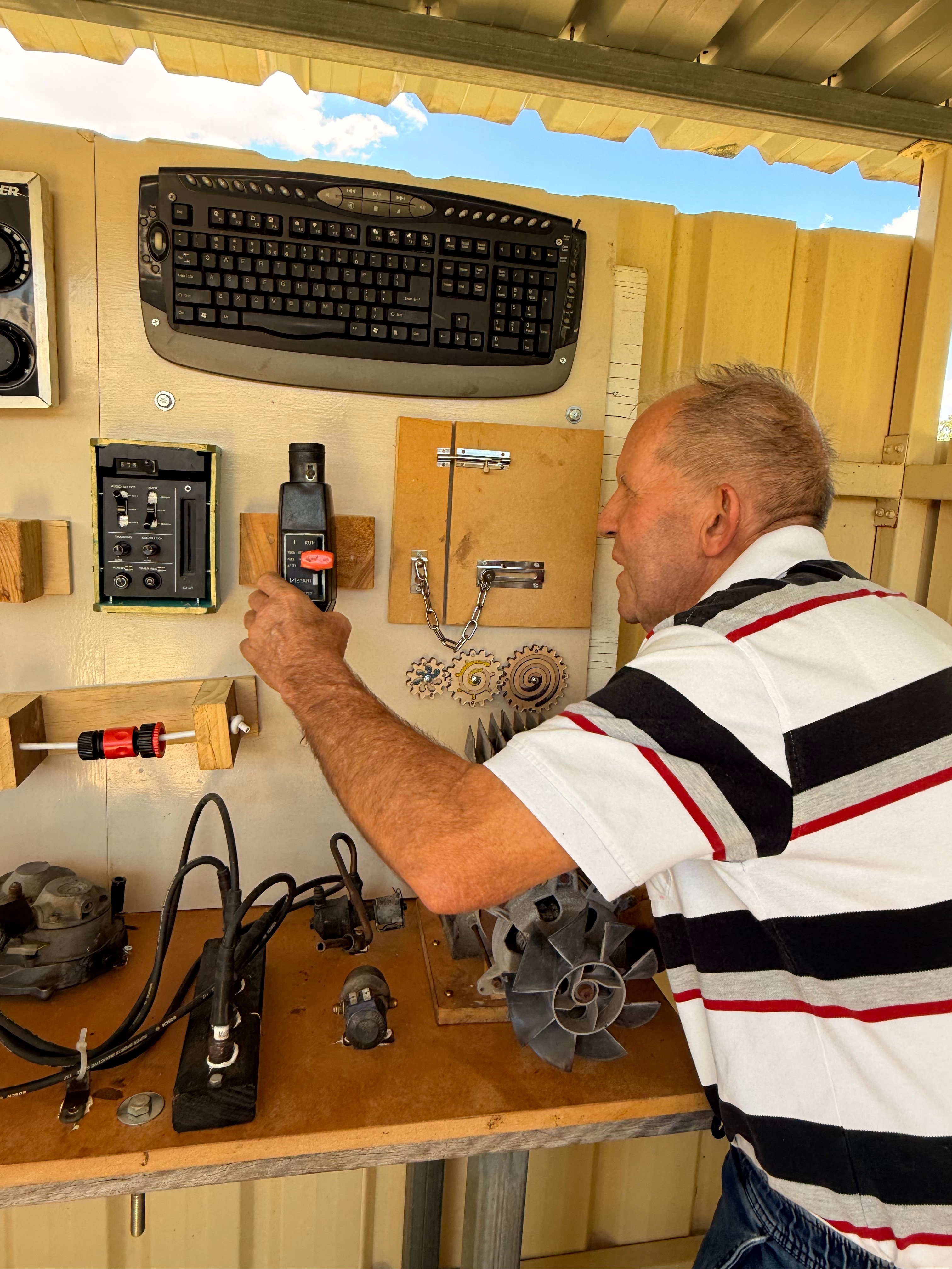 Un hombre juega con un tablero de actividades de tamaño adulto.