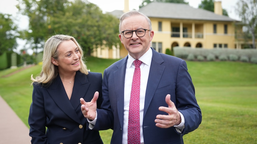 Albanese and Haydon stand shoulder to shoulder smiling, the prime minister's lodge behind them.