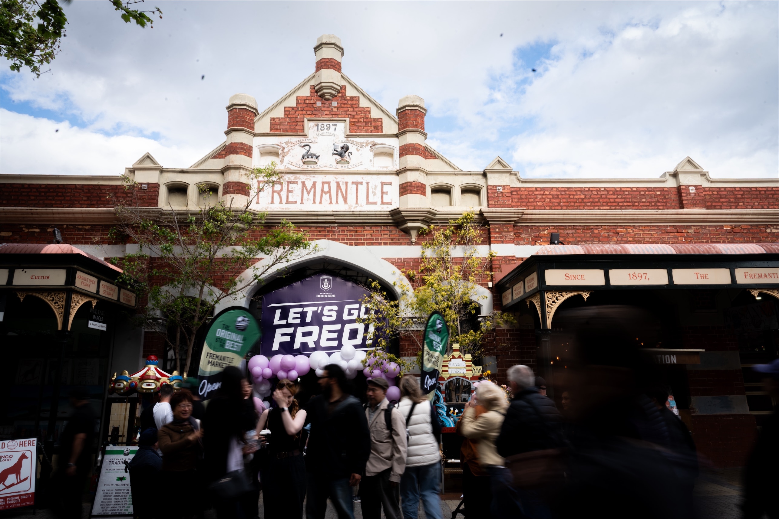 Fremantle turns purple as Dockers attempt grand final history