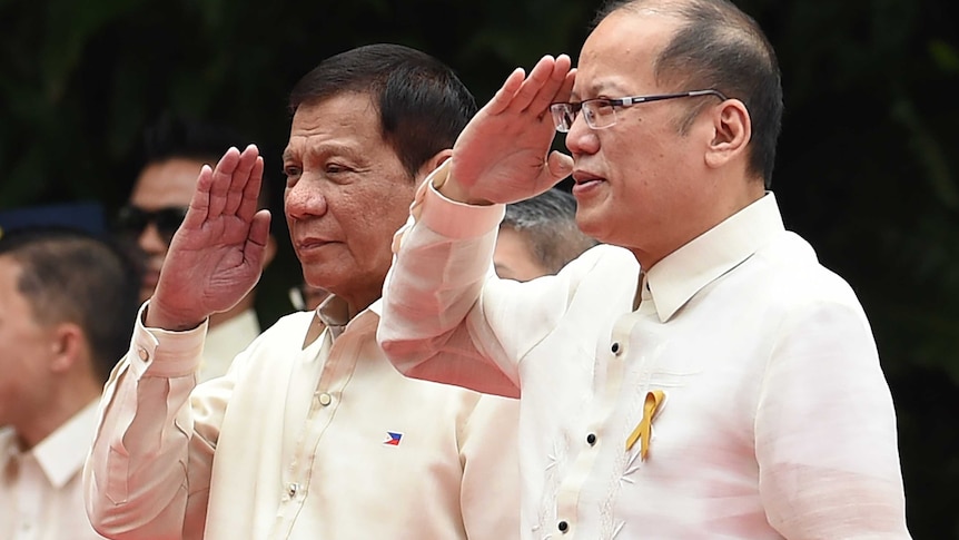 Outgoing Philippines President Benigno Aquino (R) and his successor Rodrigo Duterte (centre-L).