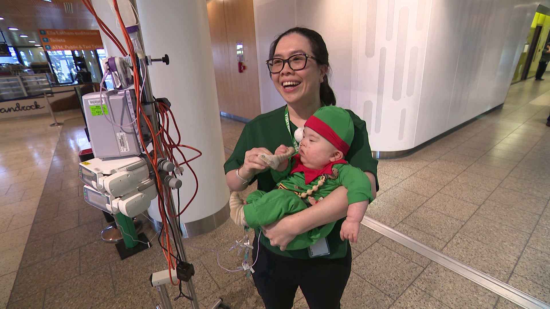 Una madre sostiene a un bebé