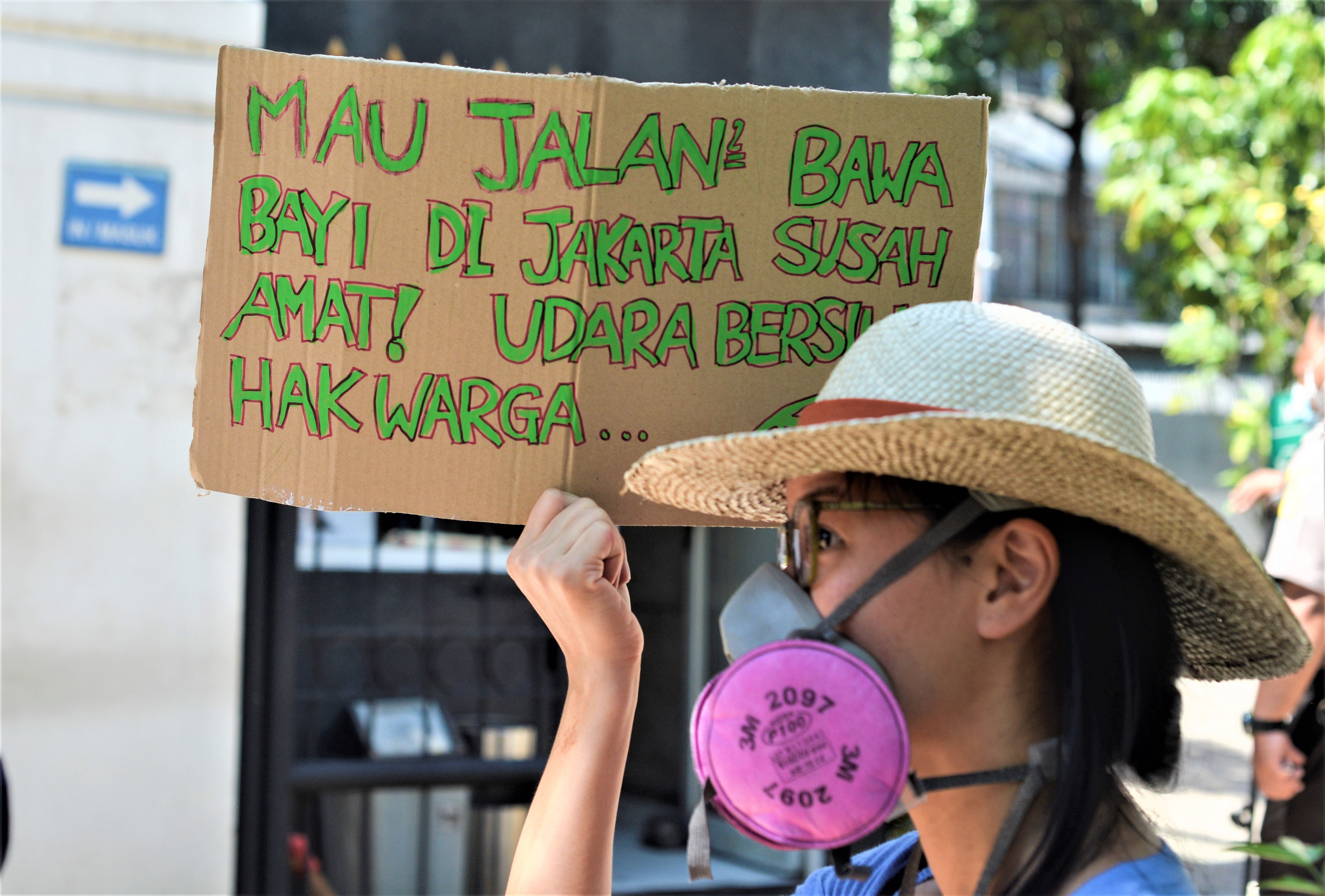 Aksi damai di depan pengadilan