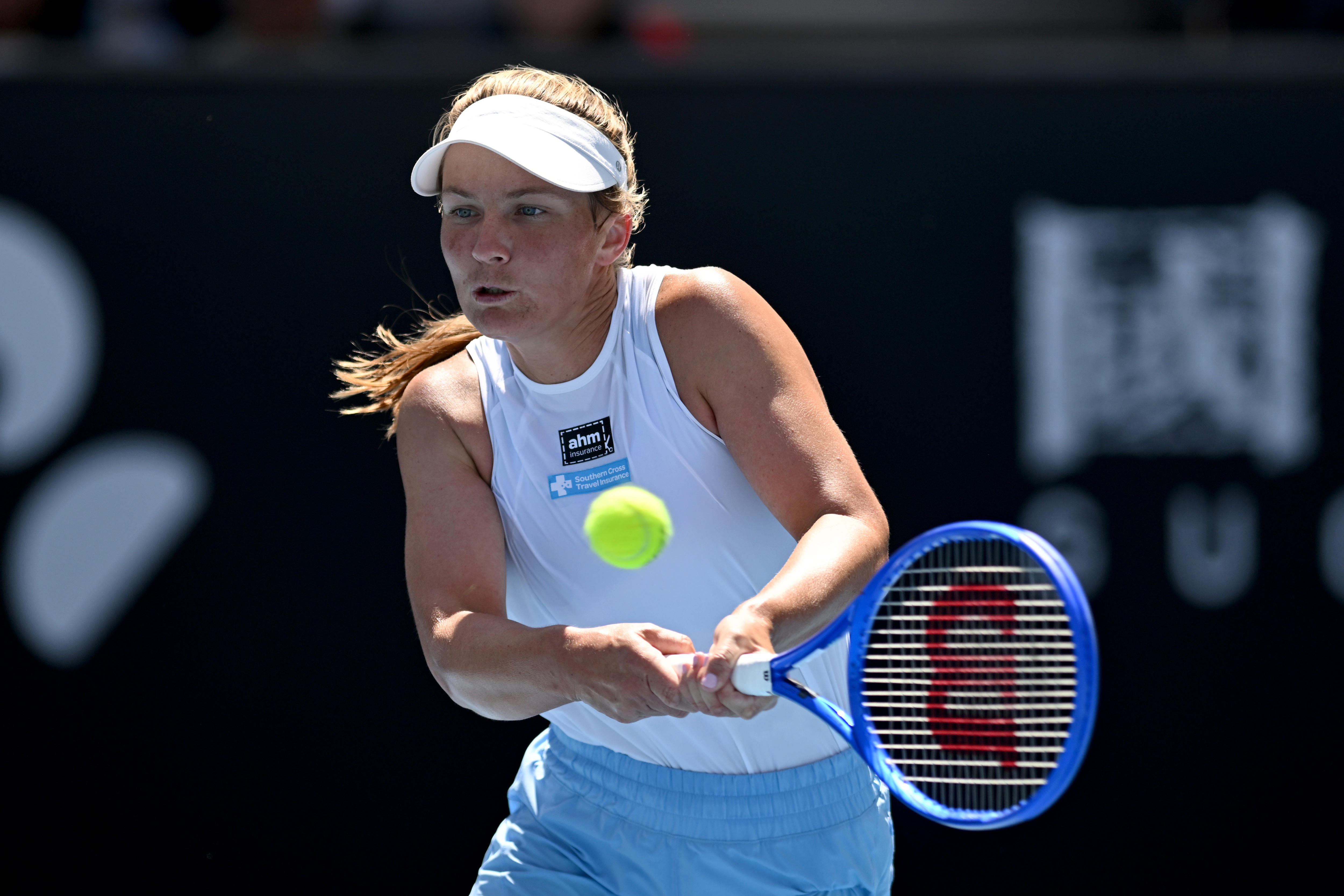 Maddison Inglis juega un revés en el Abierto de Australia.