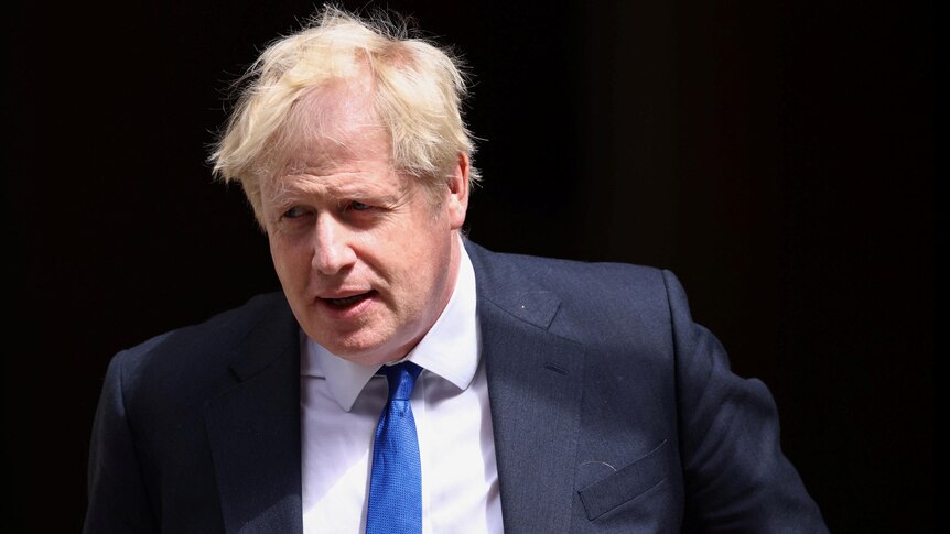 Le Premier ministre britannique Boris Johnson s’accroche au pouvoir alors que d’autres ministres démissionnent