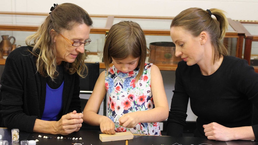 Tahana rimmer (lf) makes a necklace with daughter Zoe (r) and granddaughter Eve, December 2016.