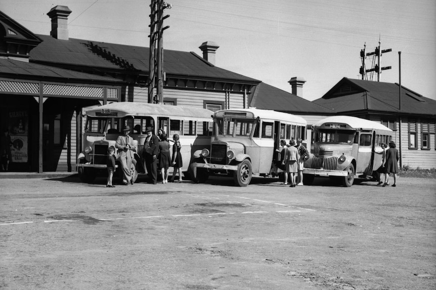 Buses wait outside Midland Railway Station 1940-1949