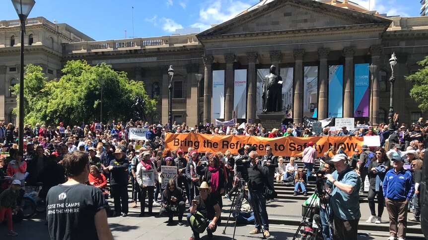 Hundreds rally in Melbourne against the treatment of men on Manus Island.