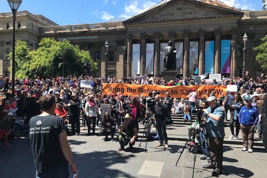 Hundreds rally in Melbourne against the treatment of men on Manus Island.