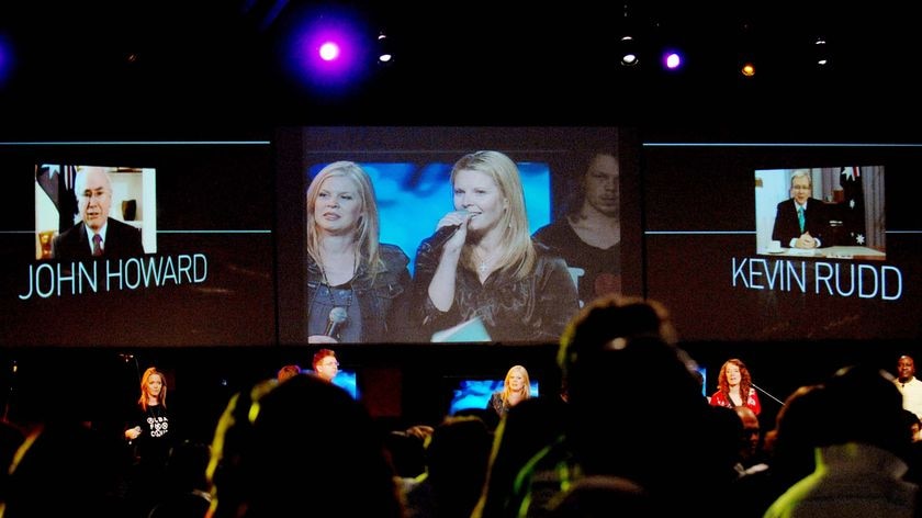 Members of the Hillsong Church pray before addresses by Prime Minister John Howard and Opposition Leader Kevin Rudd.