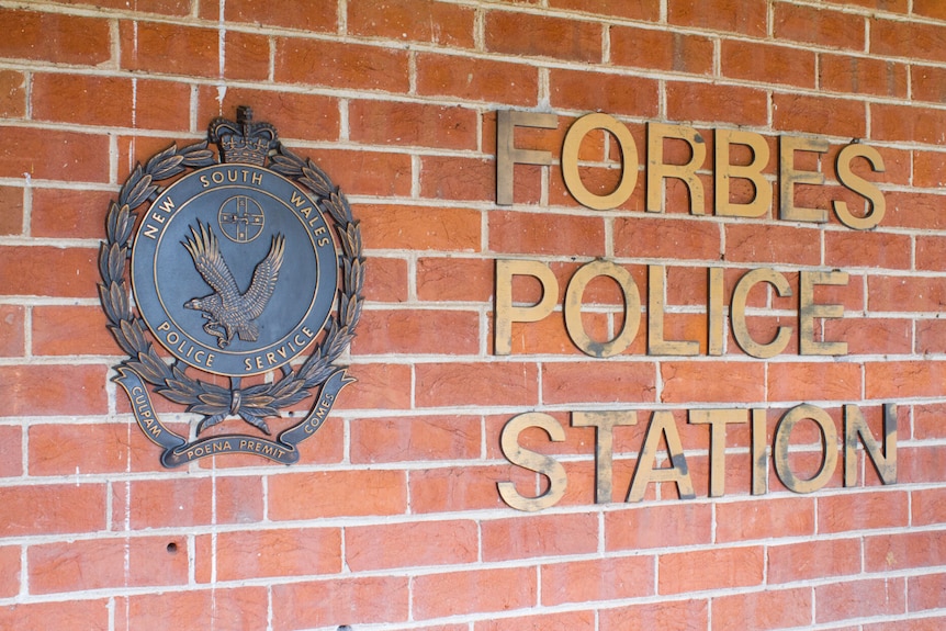 A sign saying Forbes Police Station