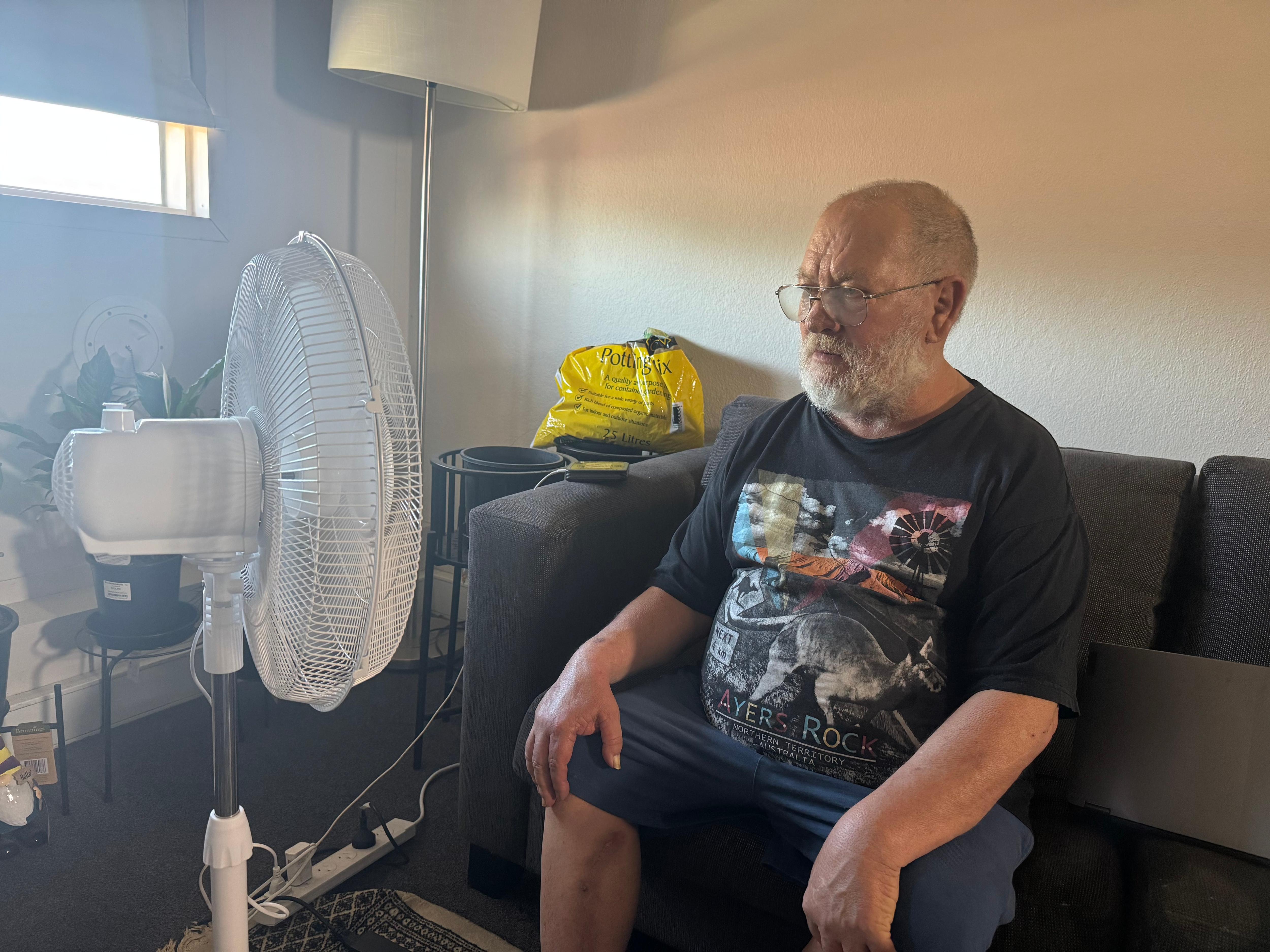 John Bieganski se sienta frente a un fan.