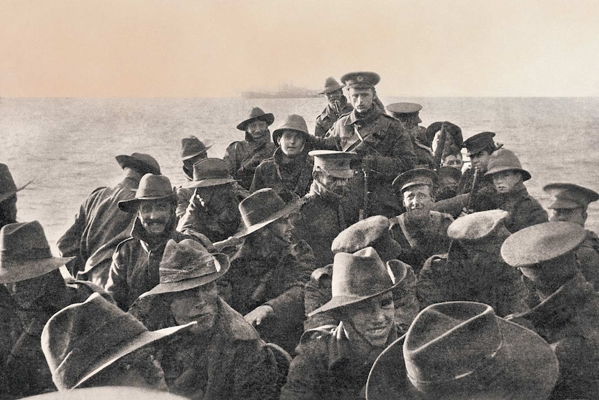 Black and white photograph of a lifeboat carrying soldiers in 1915.