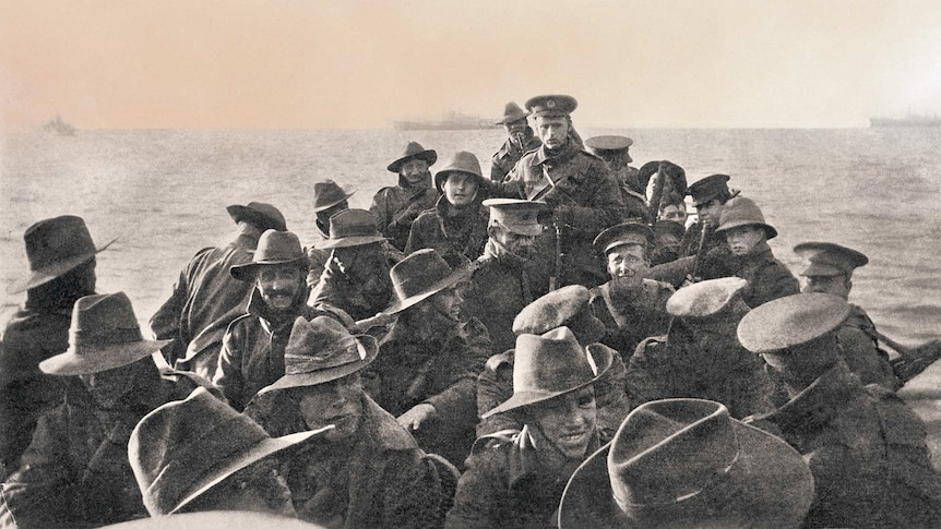 Black and white photograph of a lifeboat carrying soldiers in 1915.