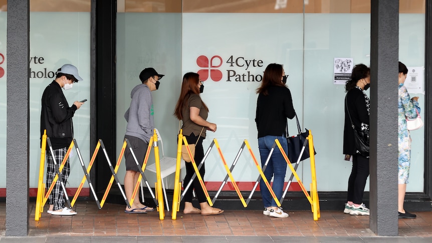 people lining up outside 4cyte pathology testing site