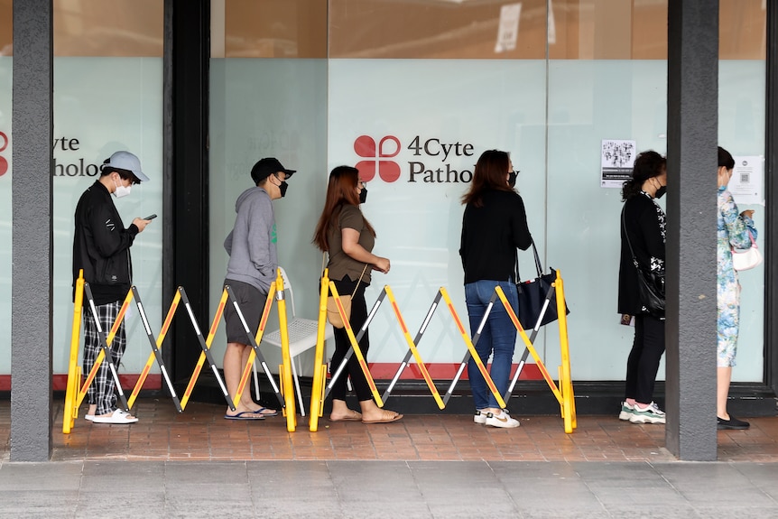 people lining up outside 4cyte pathology testing site