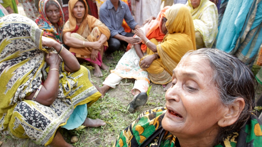 Women mourn for ferry crash victims