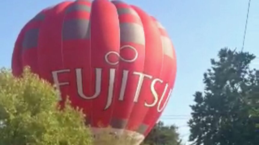 Hot air balloon lands in front yard of Hawthorn house